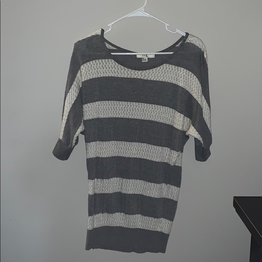 Quarter sleeve top